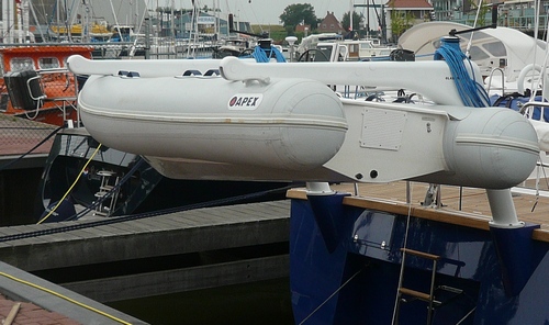 Carbon fiber davits for dinghies installed on a sailboat